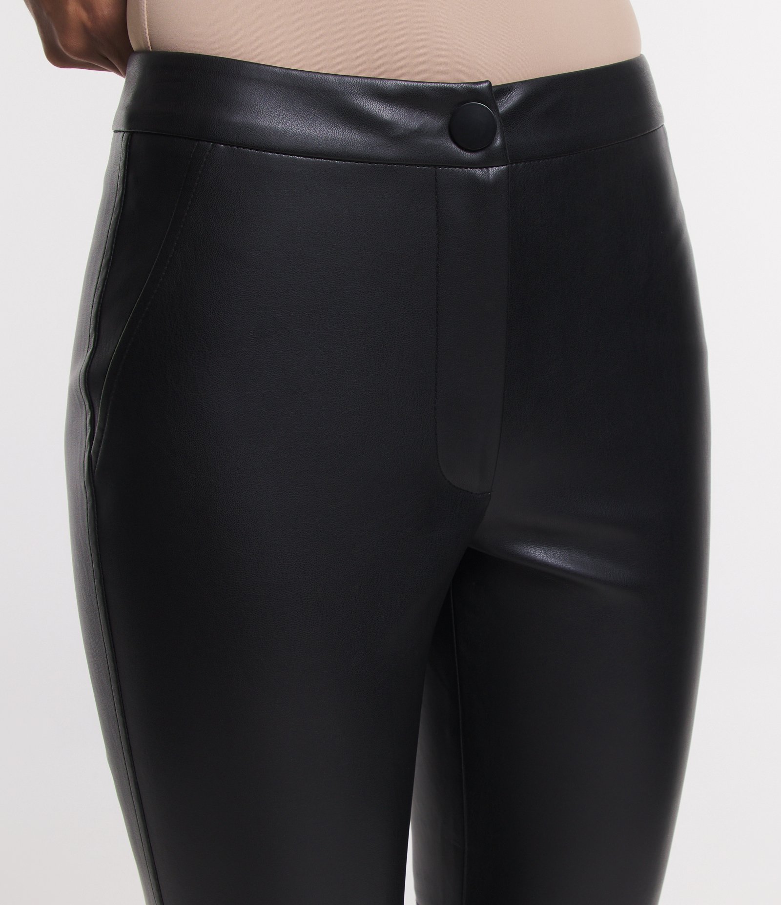 Calça Legging com Material Sintético e Abotoamento Frontal Preto 5