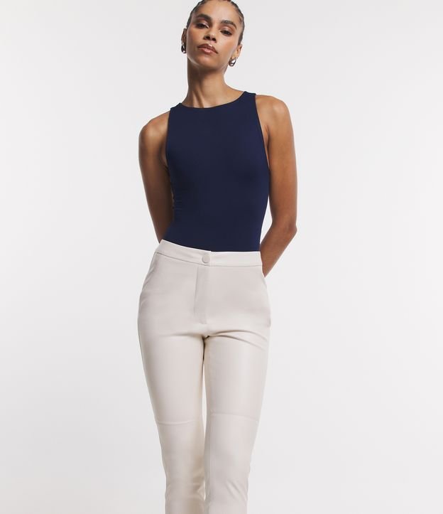 Calça Legging com Material Sintético e Abotoamento Frontal