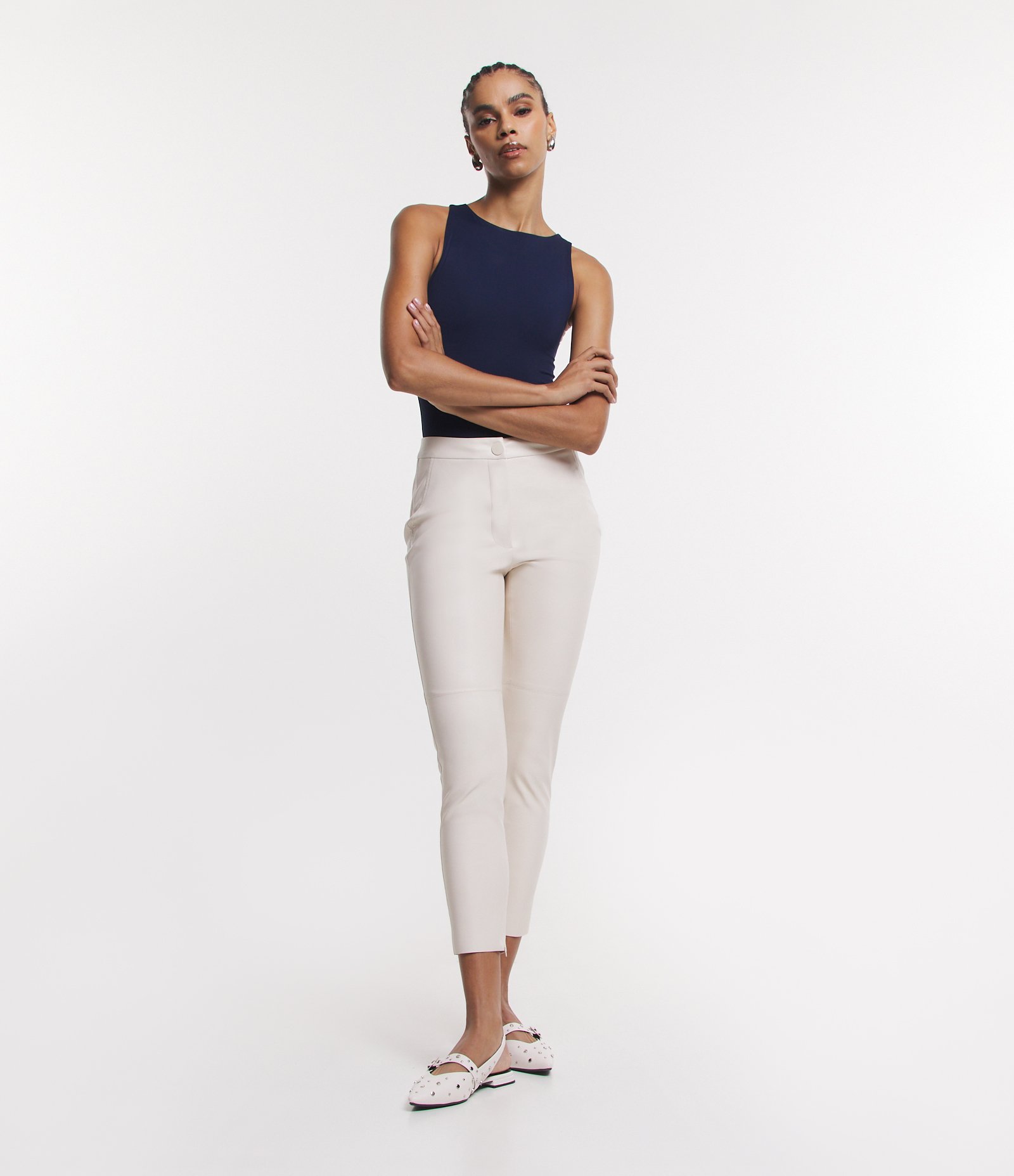 Calça Skinny com Material Sintético e Abotoamento Frontal Off White 1