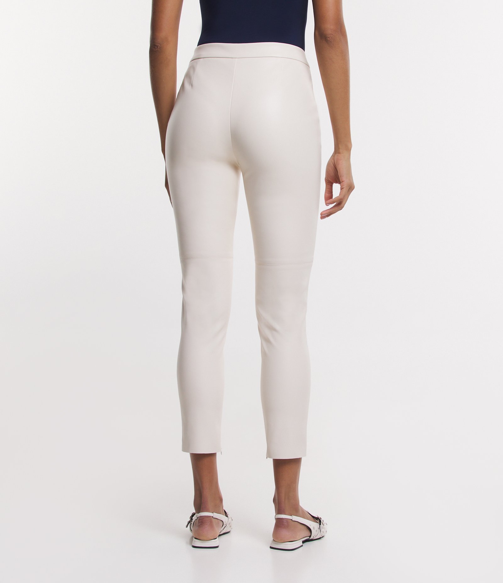 Calça Skinny com Material Sintético e Abotoamento Frontal Off White 4