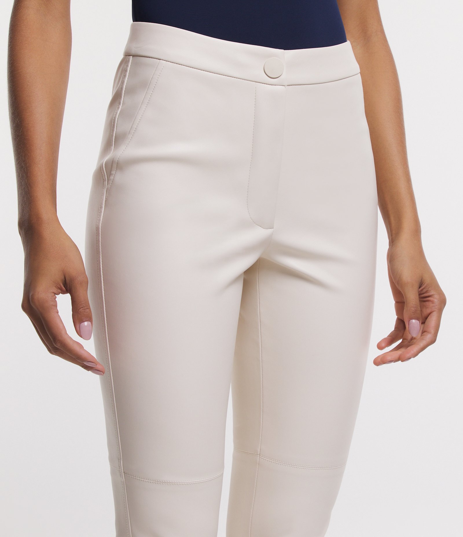 Calça Skinny com Material Sintético e Abotoamento Frontal Off White 5