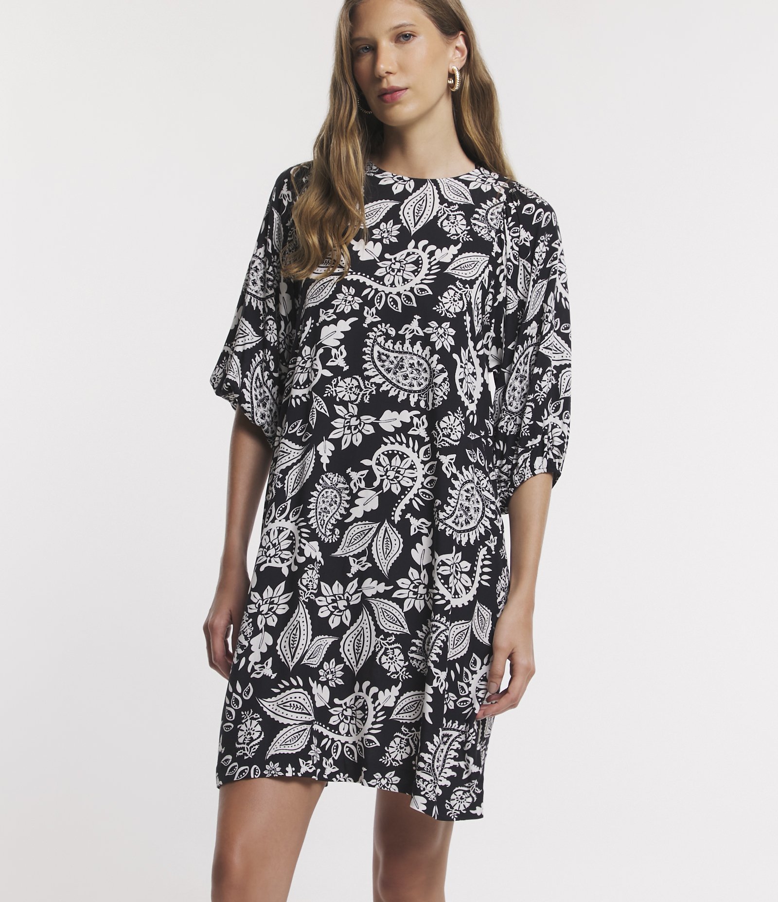 Vestido Curto em Viscose Estampa Floral Paisley com Manga Bufante Preto 1
