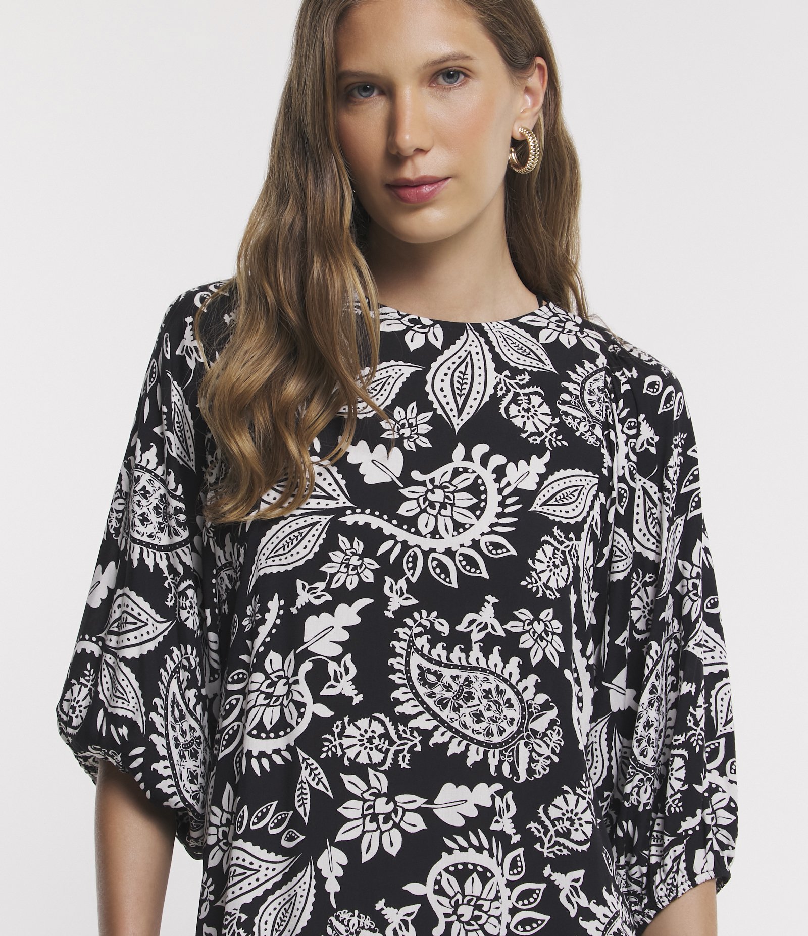 Vestido Curto em Viscose Estampa Floral Paisley com Manga Bufante Preto 4