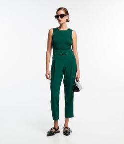 Calça Cenoura Alfaiatada com Detalhe de Metal no Cós