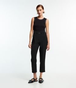 Calça Cenoura Alfaiatada com Detalhe de Metal no Cós