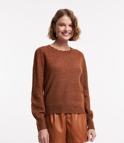 Suéter em Tricô com Scallop na Gola e Botãozinho no Punho