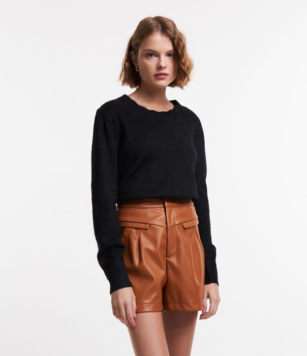 Suéter em Tricô com Scallop na Gola e Botãozinho no Punho