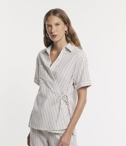 Camisa Manga Curta em Sarja Listrada com Transpasse