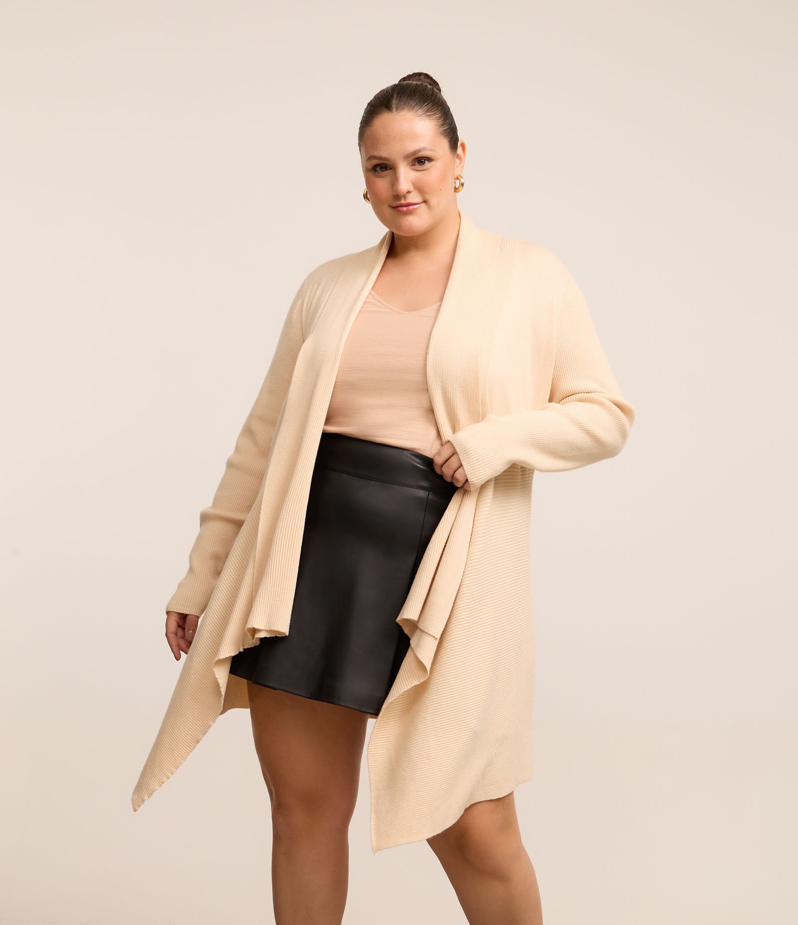 Cardigan Alongado em Tricô com Barra Pontuda Curve & Plus Size Bege 1