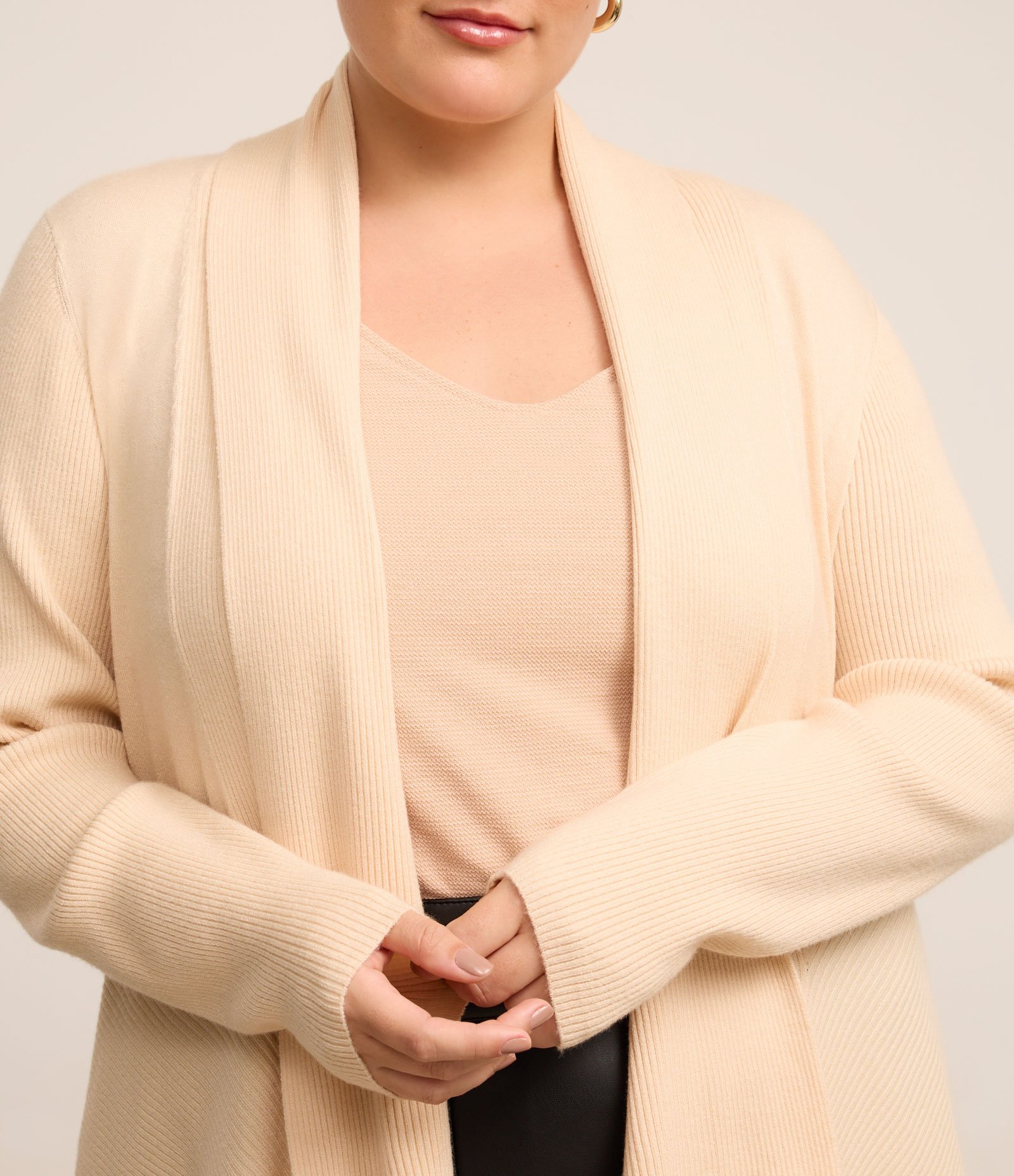 Cardigan Alongado em Tricô com Barra Pontuda Curve & Plus Size Bege 4