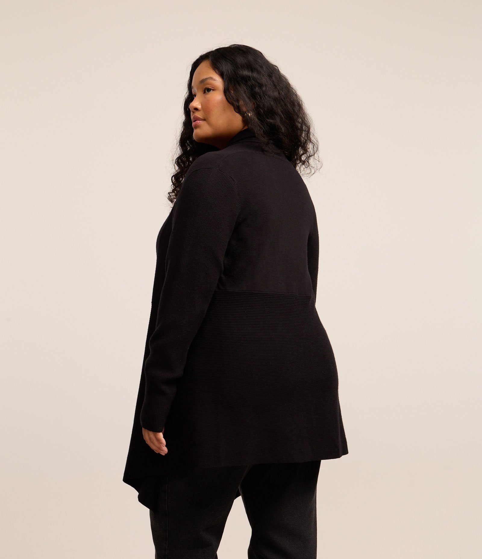 Cardigan Alongado em Tricô com Barra Pontuda Curve & Plus Size Preto 3