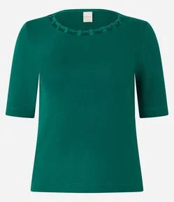 Blusa em Meia Malha com Detalhe Trançado e Vazado na Gola
