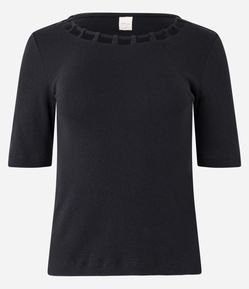 Blusa em Meia Malha com Detalhe Trançado e Vazado na Gola