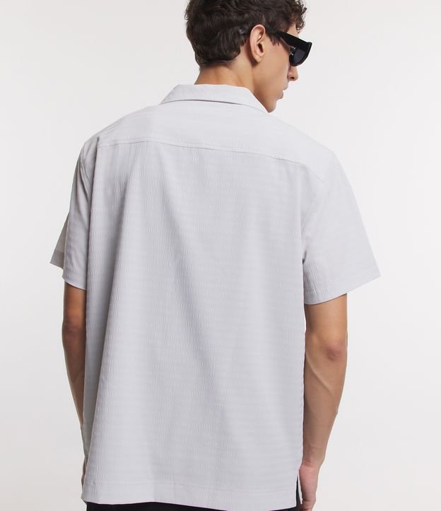 Camisa em Viscose Texturizada de Listras Cinza 5