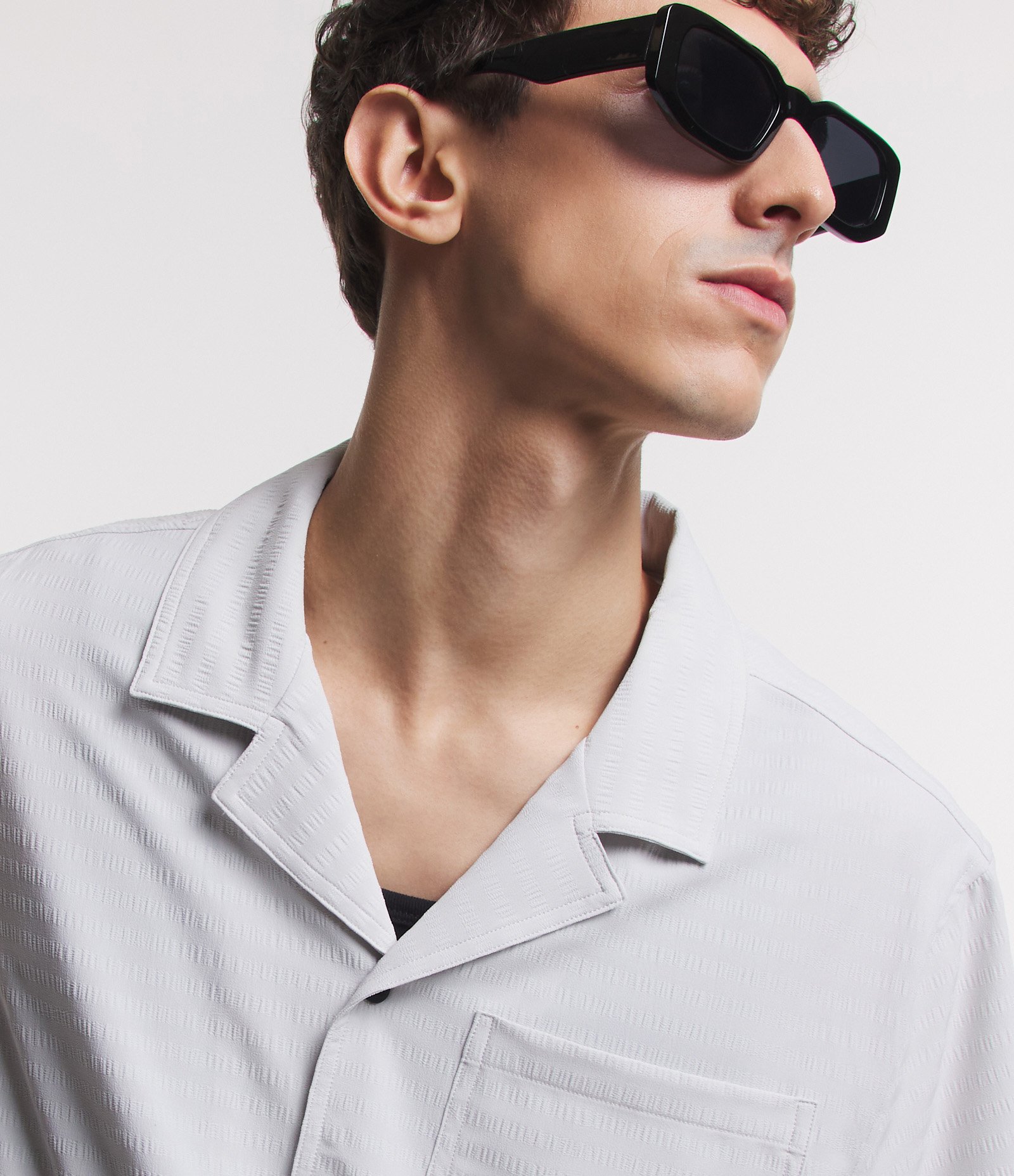 Camisa em Viscose Texturizada de Listras Cinza 3