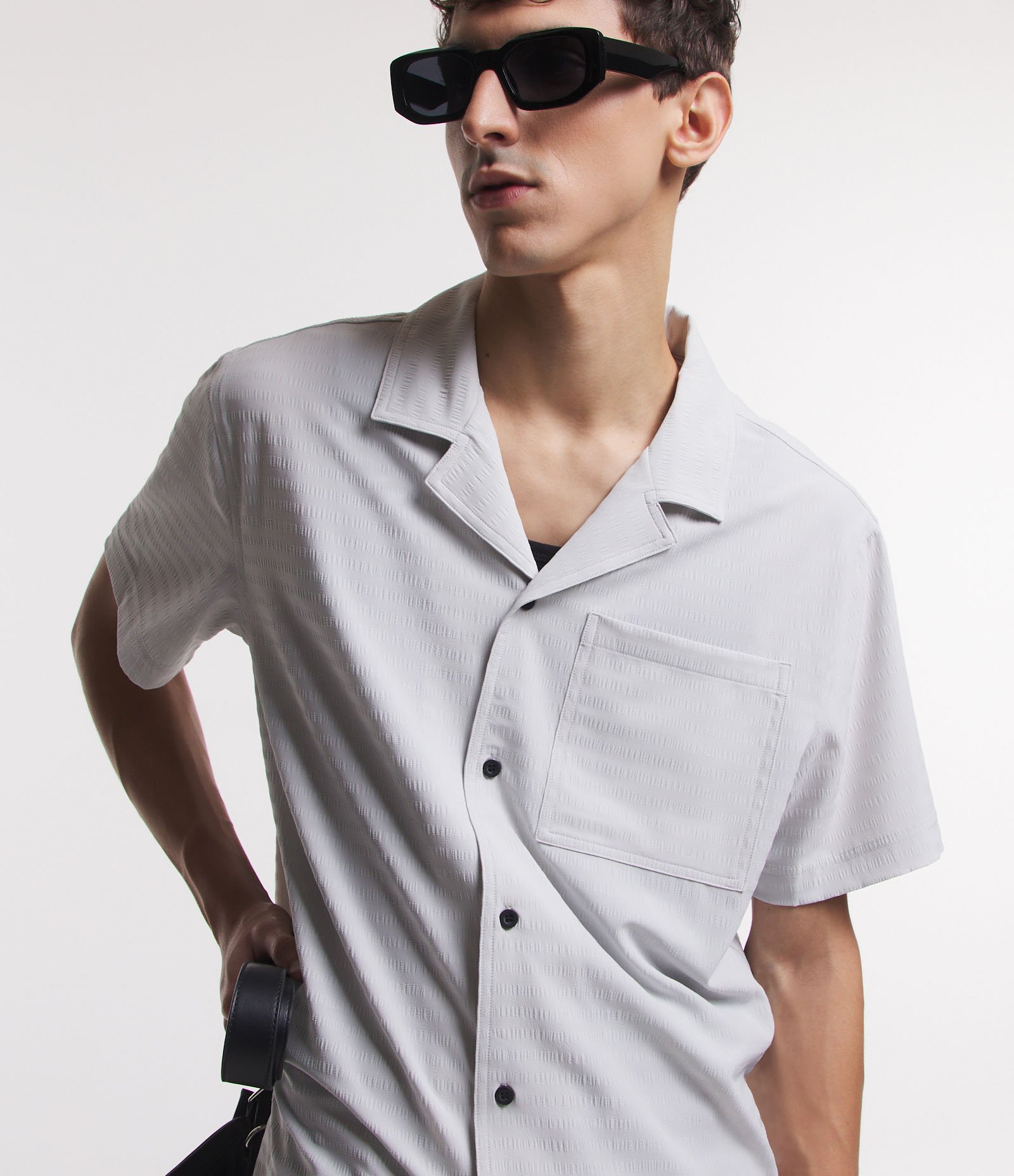 Camisa em Viscose Texturizada de Listras Cinza 6