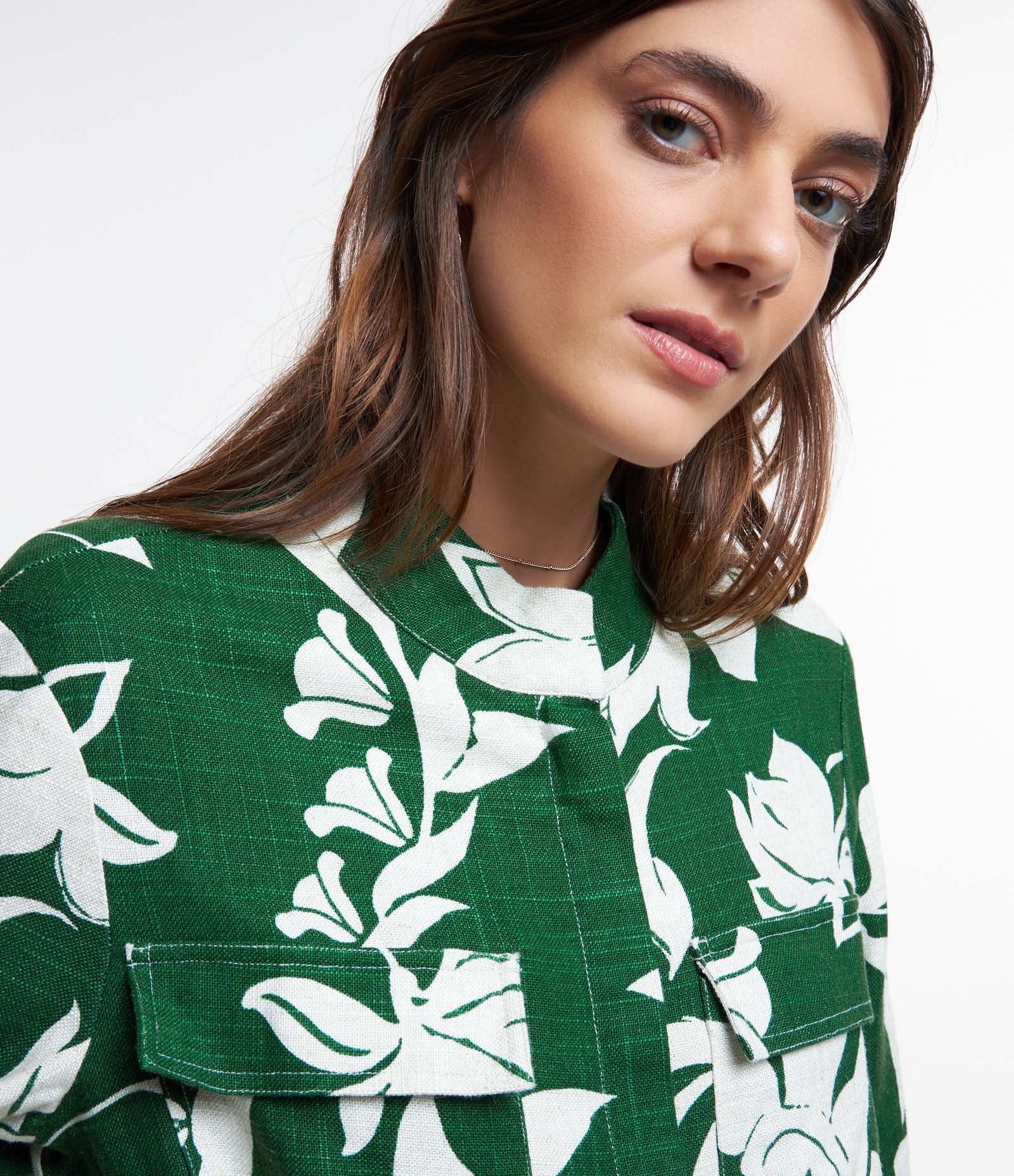 Jaqueta Parka em Viscolinho com Estampa Folhagens Contrastates Verde 4