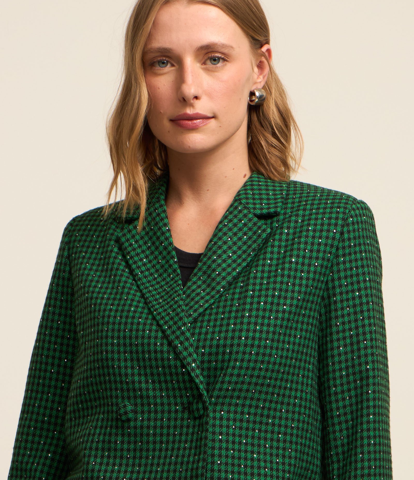Blazer Cropped Alfaiatada com Estampa Xadrez e Aplicação de Strass Hotfix Verde 4