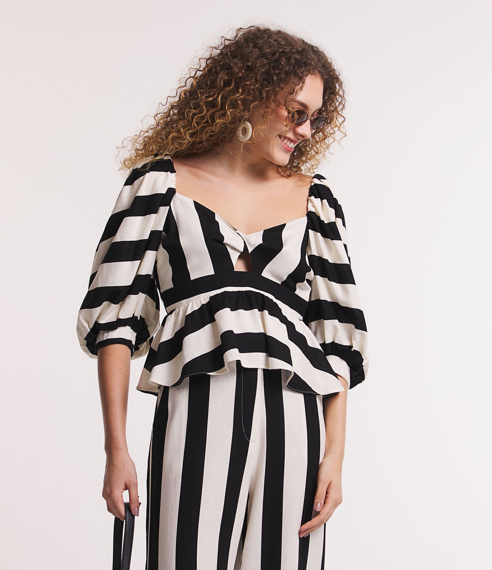 Blusa em Linho Manga Bufante com Listras e Busto Torcido Branco/Preto 1