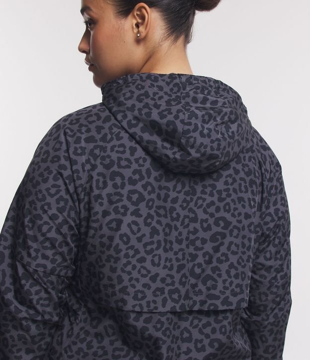 Jaqueta Corta-vento em Poliamida com Estampa Animal Print e Capuz Curve & Plus Size Cinza Escuro 3