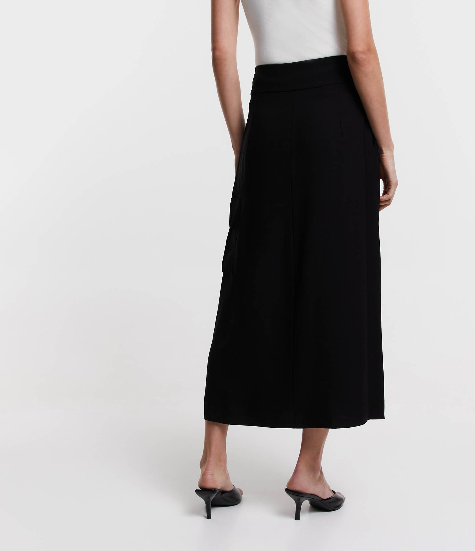Saia Midi em Viscose com Botões no Cós Preto 3