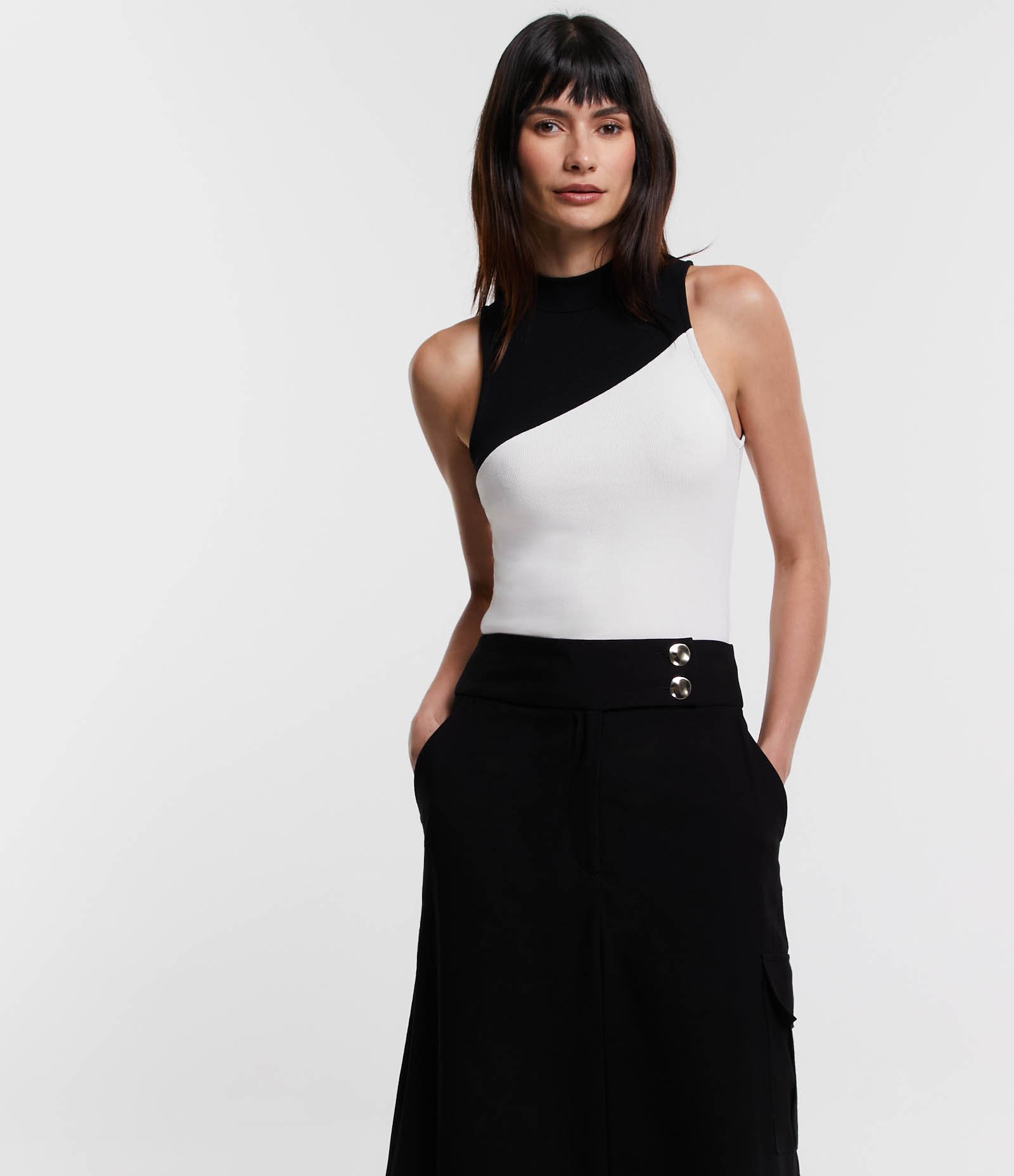 Saia Midi em Viscose com Botões no Cós Preto 4