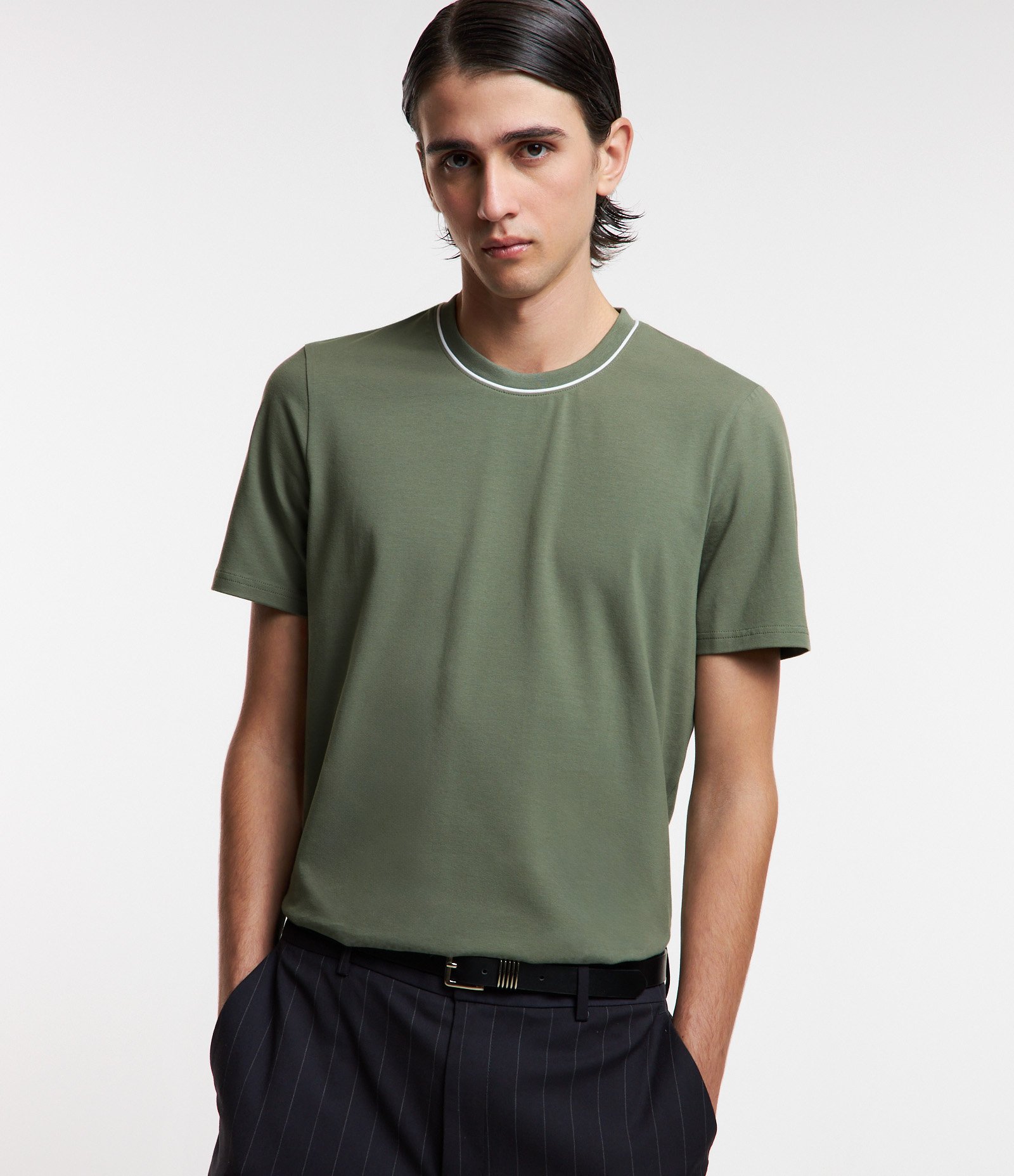 Camiseta em Algodão com Friso Contrastante na Gola Verde 1