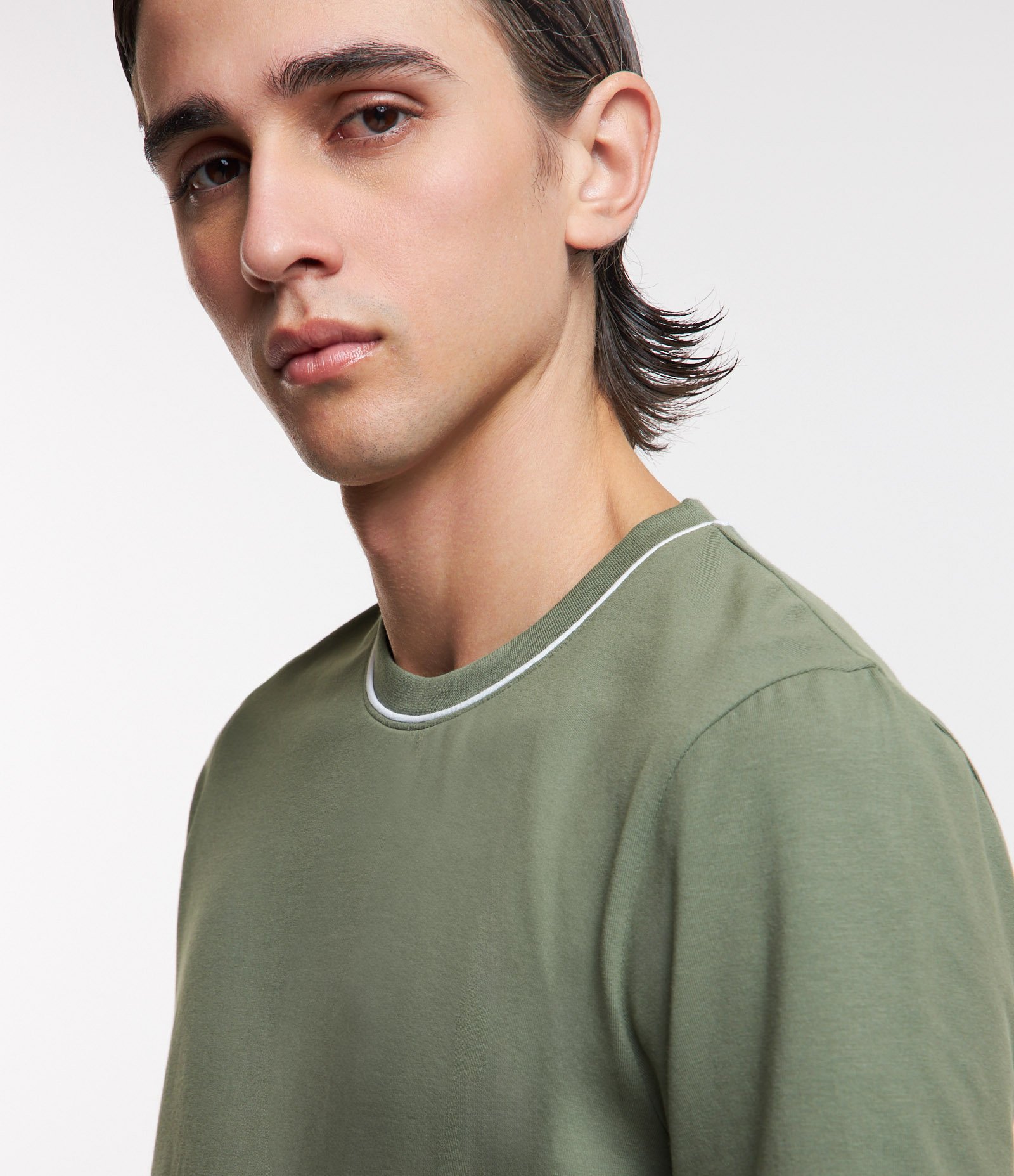 Camiseta em Algodão com Friso Contrastante na Gola Verde 4