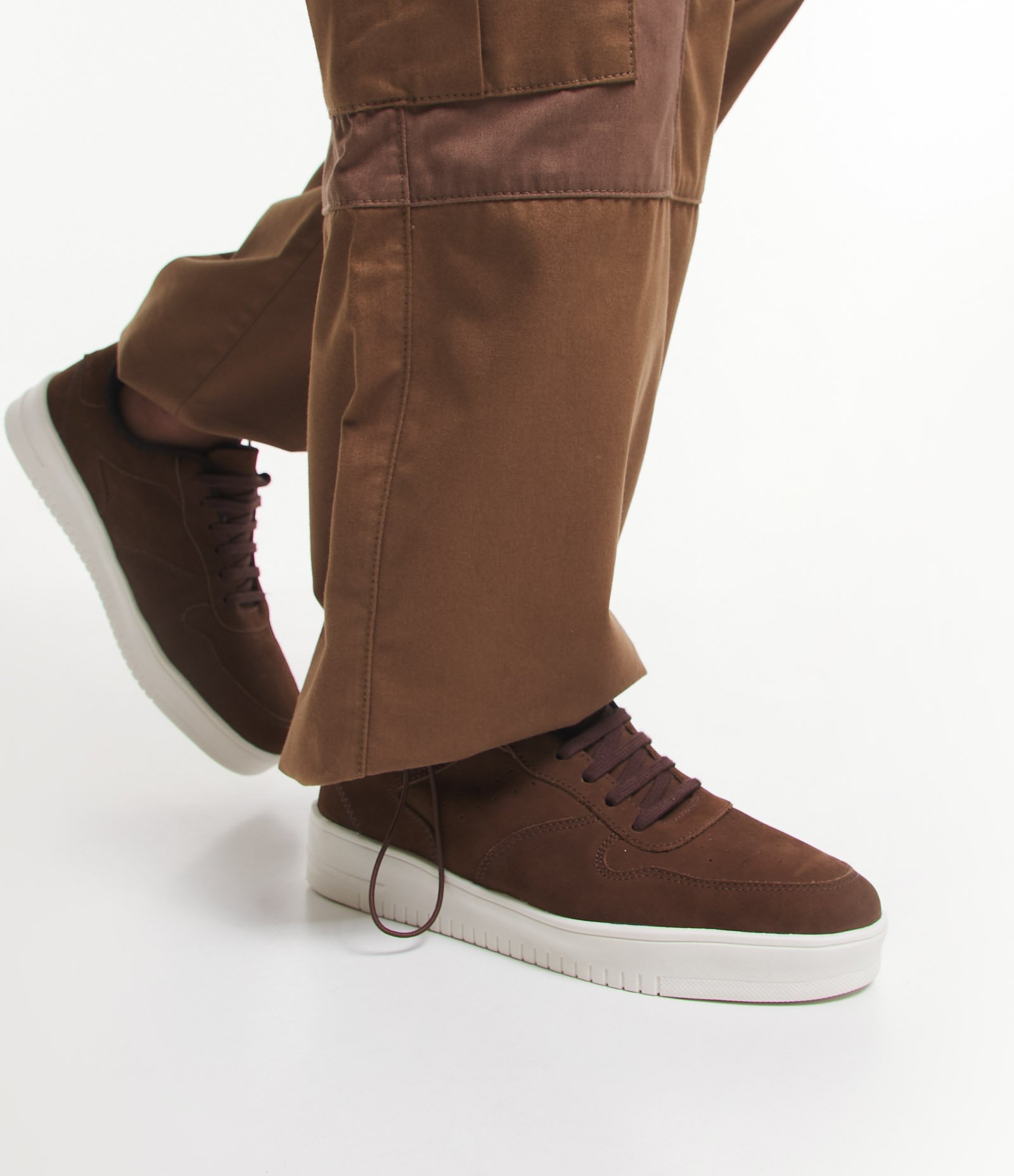 Tênis Street em Couro Nobuck com Cano Baixo e Recortes 7