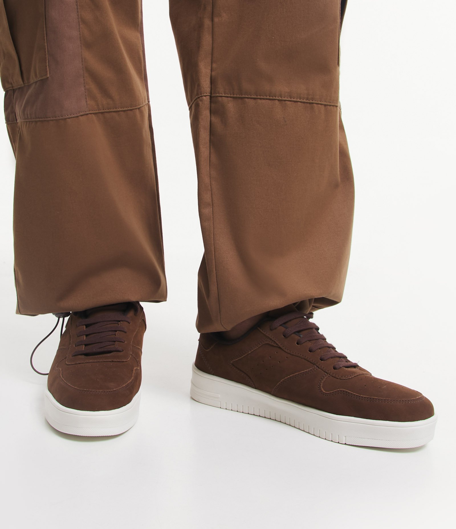 Tênis Street em Couro Nobuck com Cano Baixo e Recortes 2