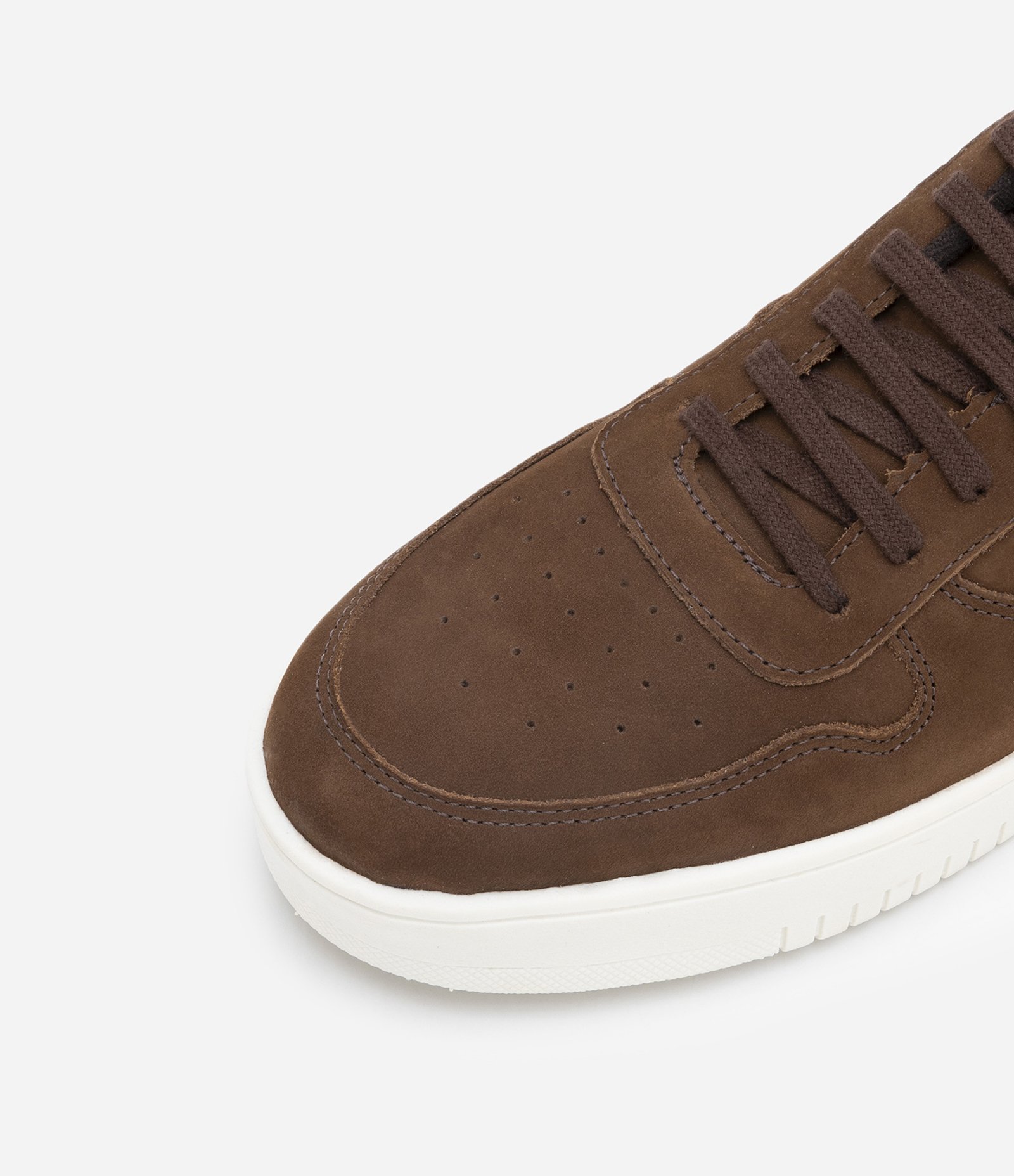 Tênis Street em Couro Nobuck com Cano Baixo e Recortes 4