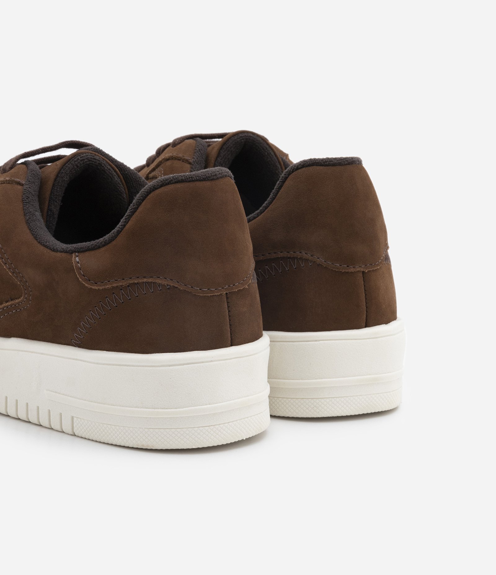 Tênis Street em Couro Nobuck com Cano Baixo e Recortes 5