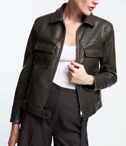 Jaqueta Biker em PU com Fechamento em Zíper e Bolsos Lapela