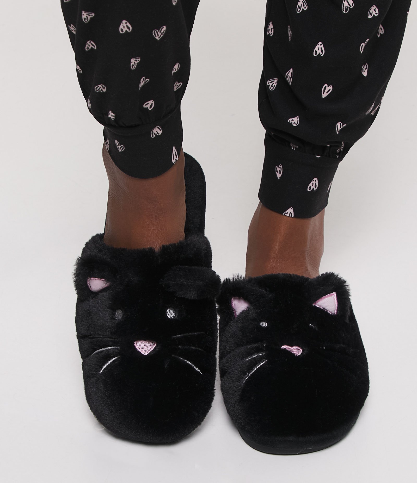 Pantufa Fechada com Bordado Gatinho Preto 2