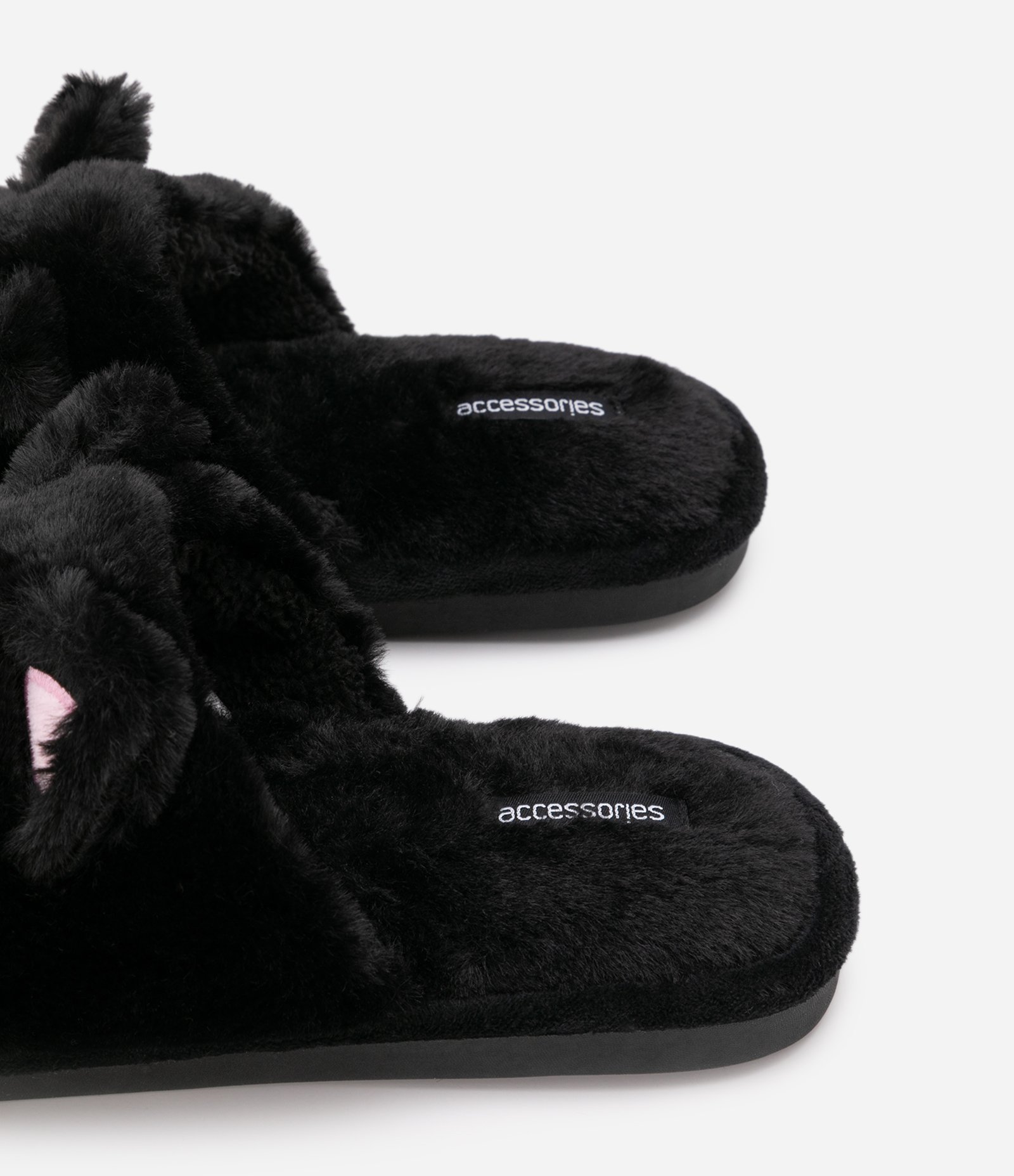 Pantufa Fechada com Bordado Gatinho Preto 3