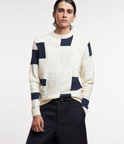 Suéter em Tricô com Texturas e Estampa Blocos Assimétricos