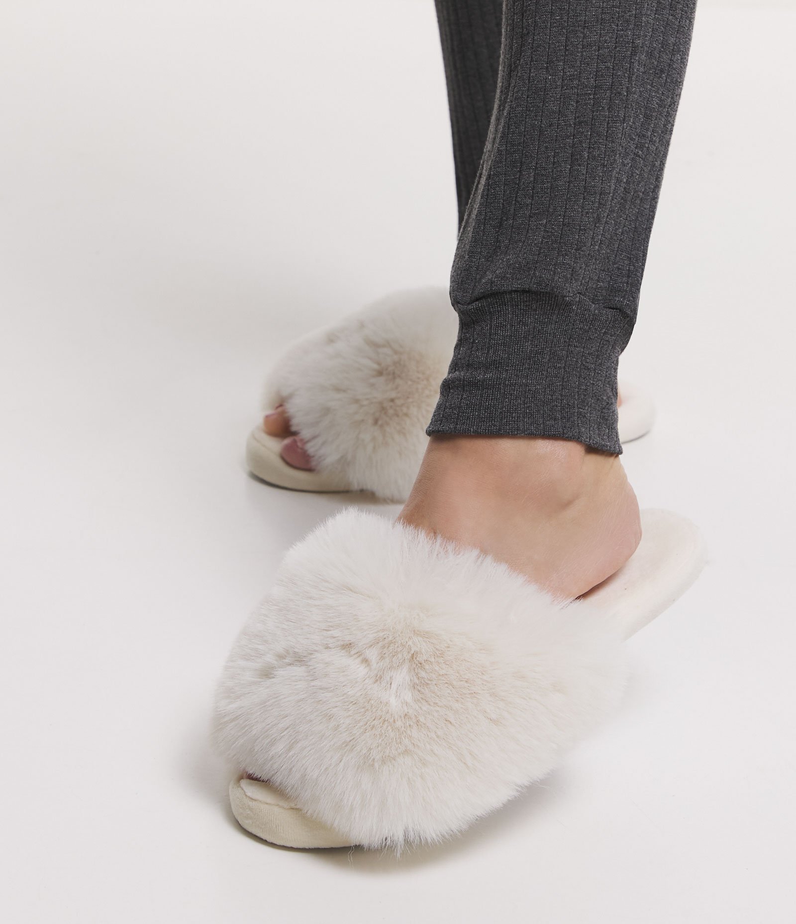 Pantufa Aberta com Pelinhos Bege 5