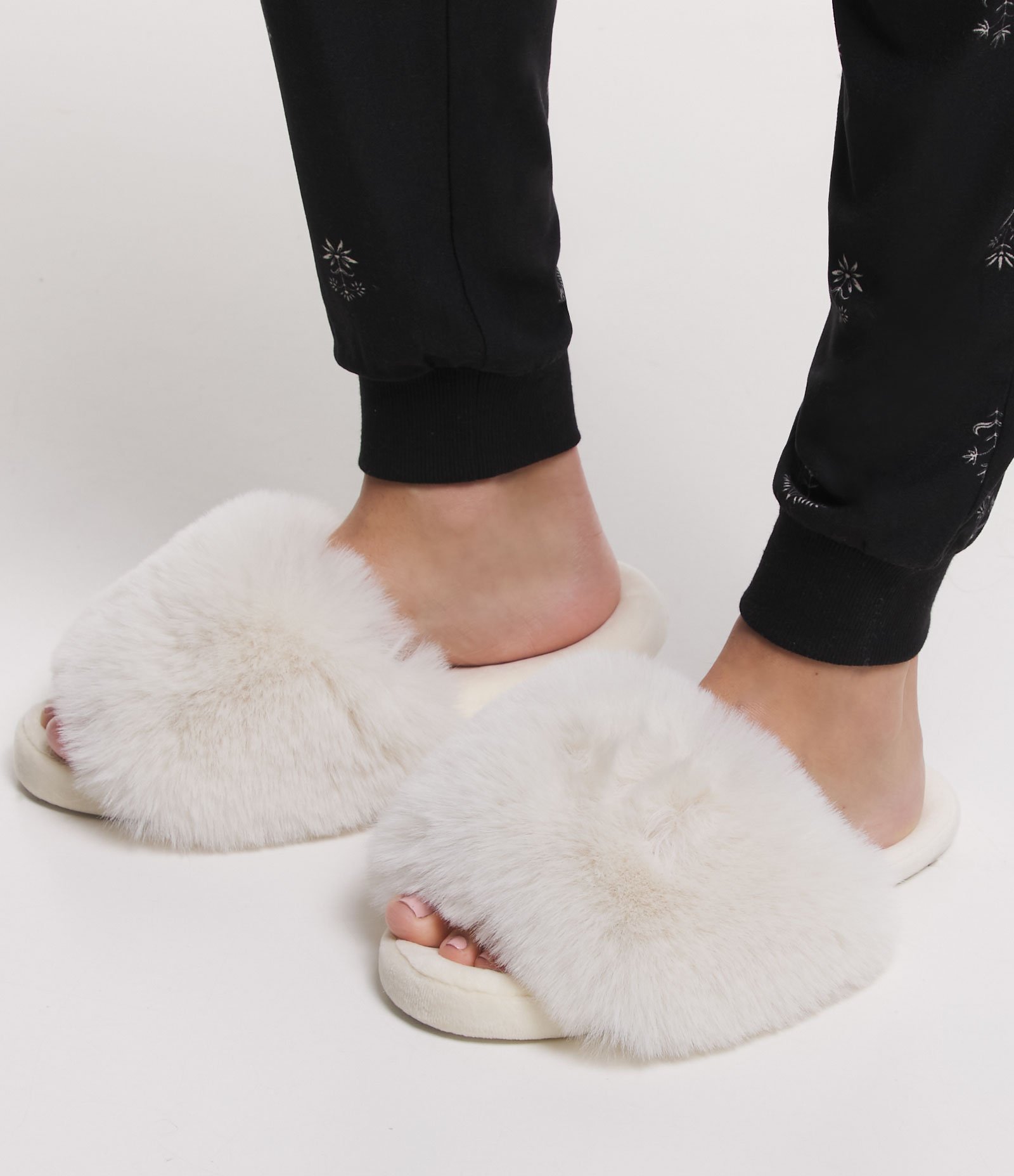Pantufa Aberta com Pelinhos Bege 2