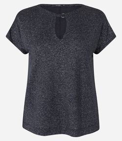 Blusa em Meia Malha com Detalhe na Gola e Fio Metalizado