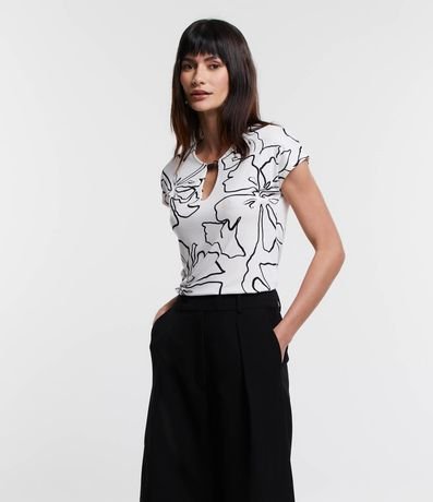 Blusa em Viscose com Detalhe na Gola e Estampa Floral Contrastante Menor preço em Blusa em Viscose com Detalhe na Gola e Estampa Floral Contrastante