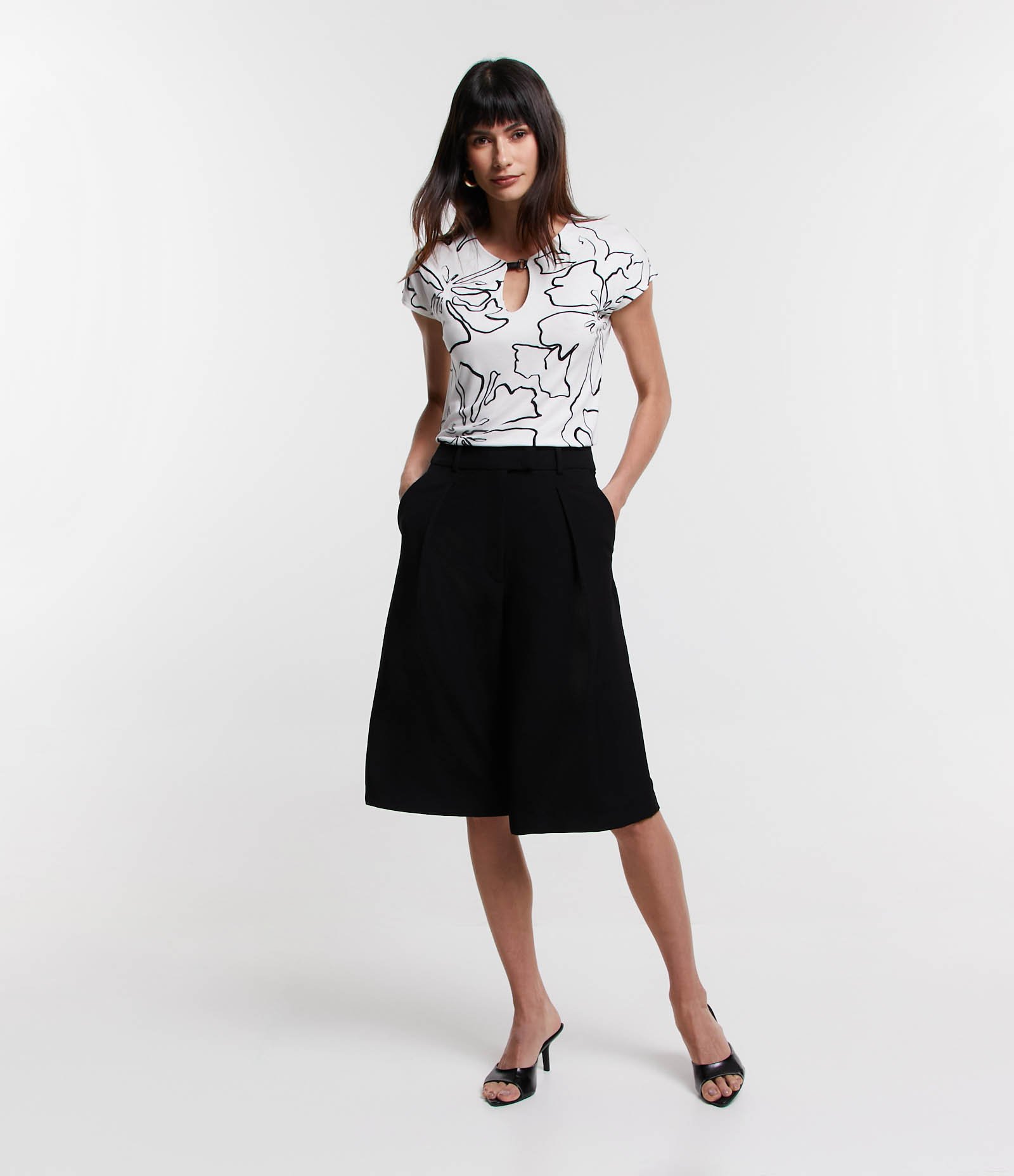 Blusa em Viscose com Detalhe na Gola e Estampa Floral Contrastante Branco 2