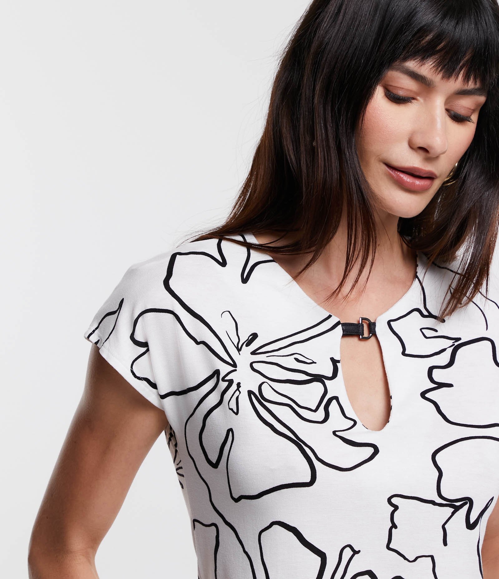 Blusa em Viscose com Detalhe na Gola e Estampa Floral Contrastante Branco 4