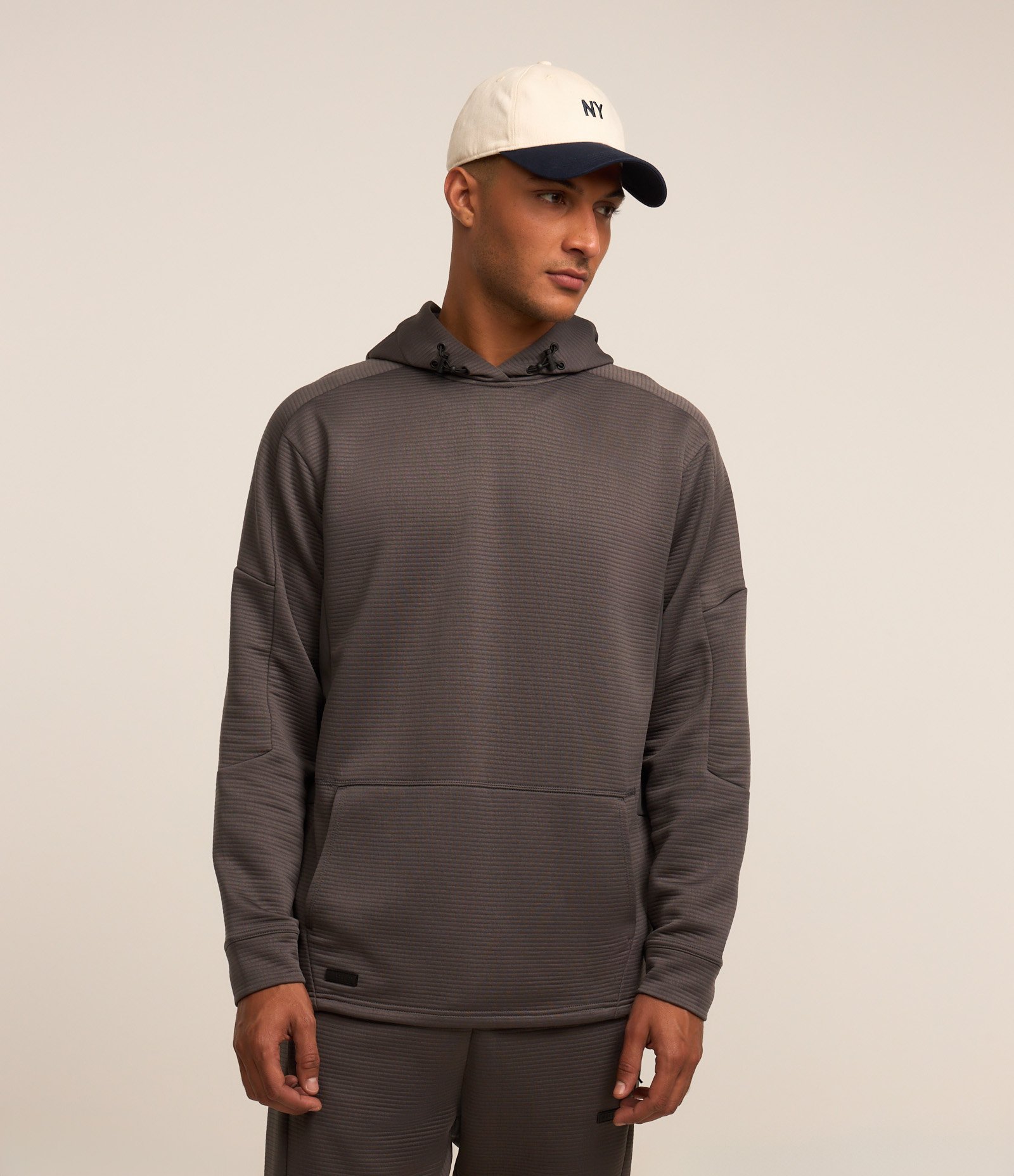 Casaco Esportivo com Textura e Detalhe em Recortes Cinza 1