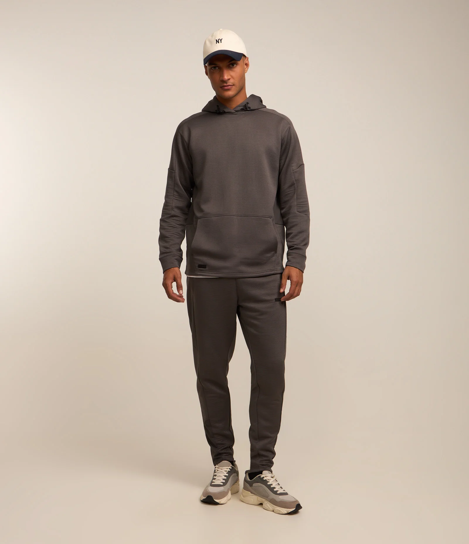 Casaco Esportivo com Textura e Detalhe em Recortes Cinza 2