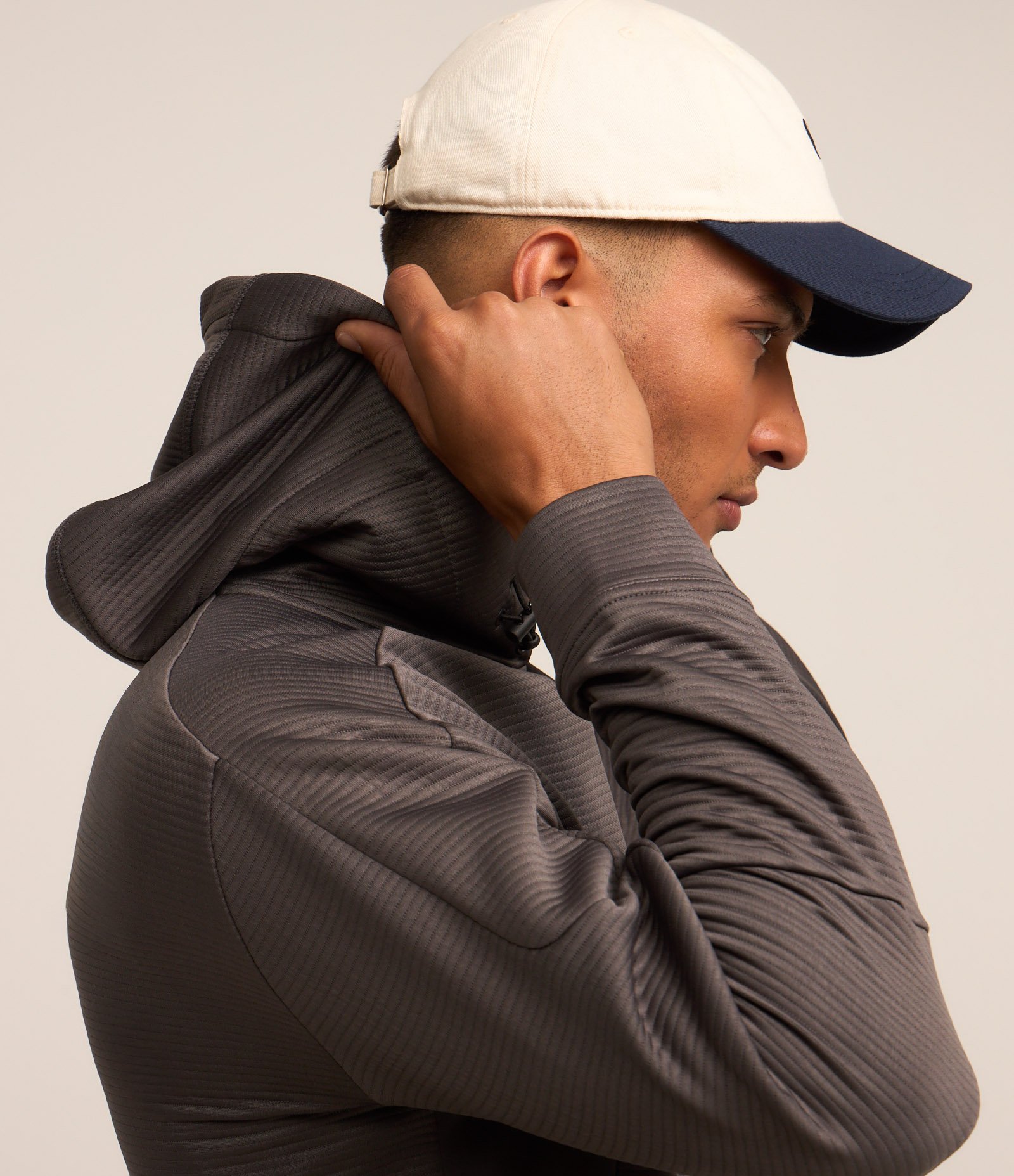 Casaco Esportivo com Textura e Detalhe em Recortes Cinza 3