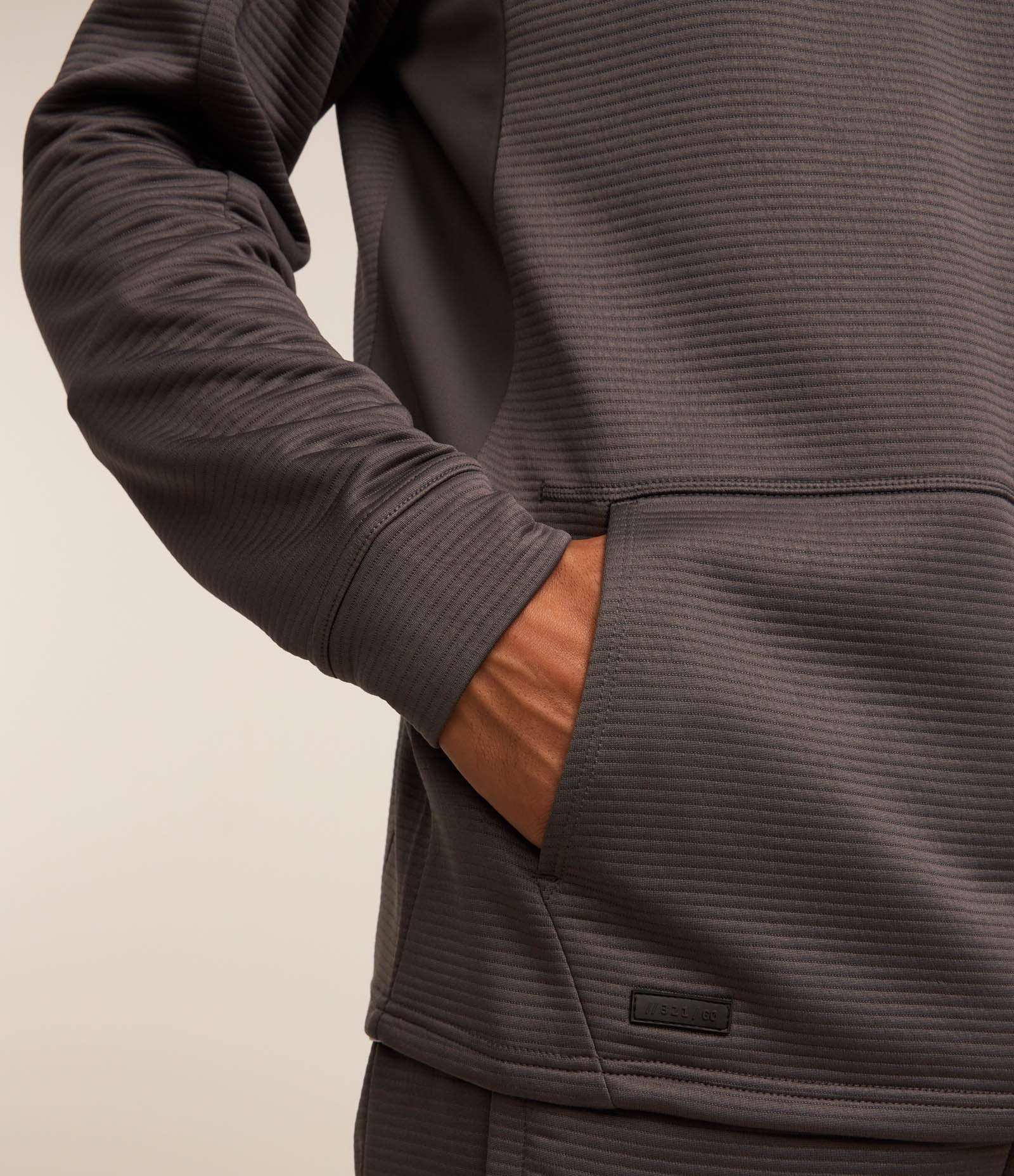 Casaco Esportivo com Textura e Detalhe em Recortes Cinza 4