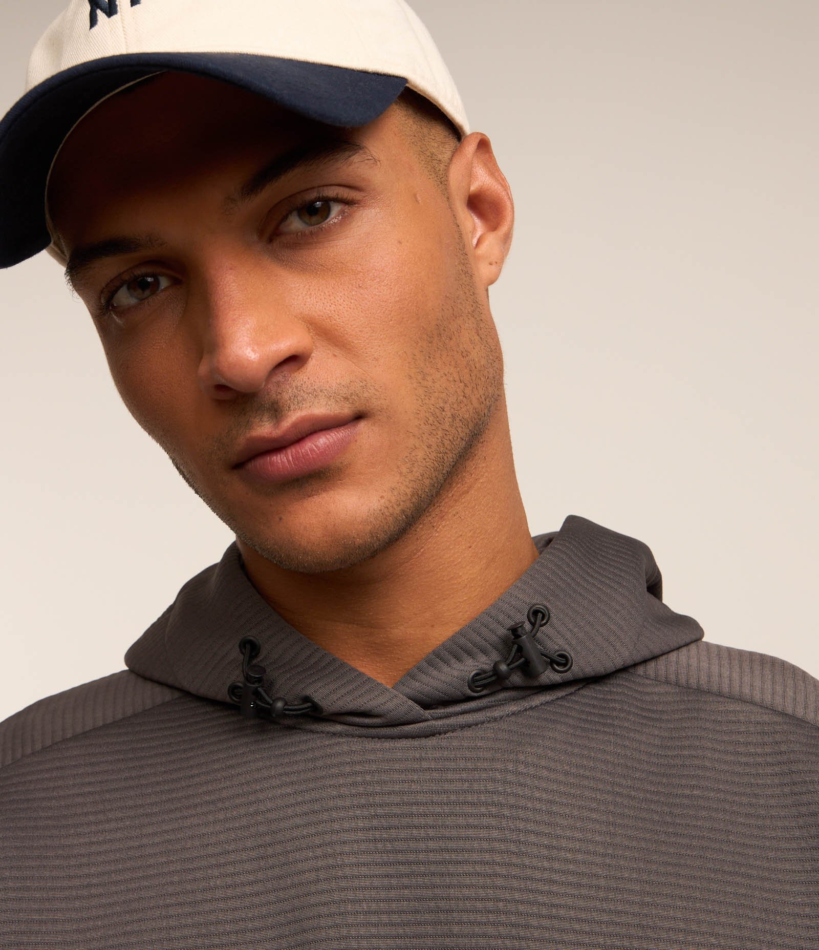 Casaco Esportivo com Textura e Detalhe em Recortes Cinza 5