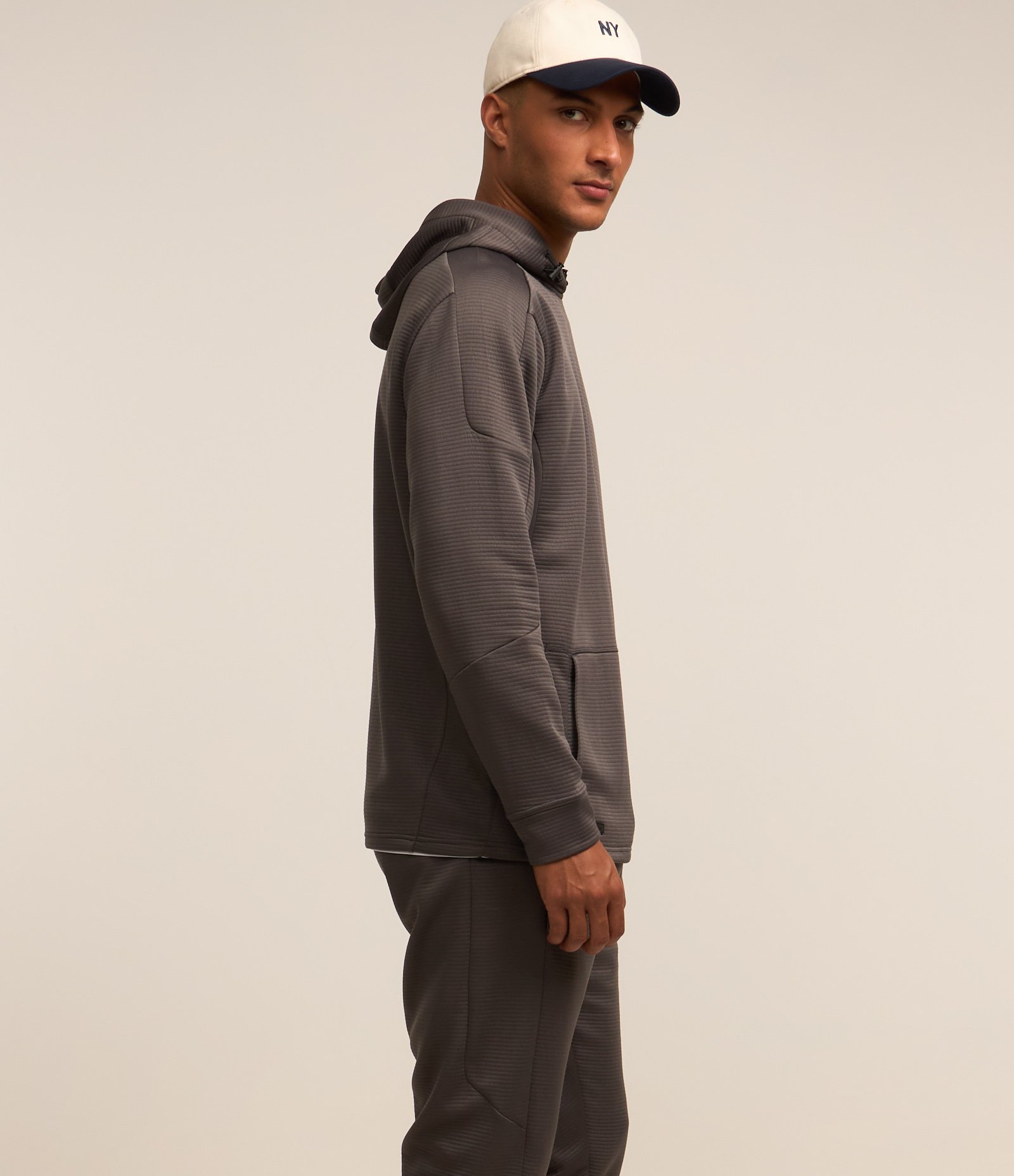 Casaco Esportivo com Textura e Detalhe em Recortes Cinza 6