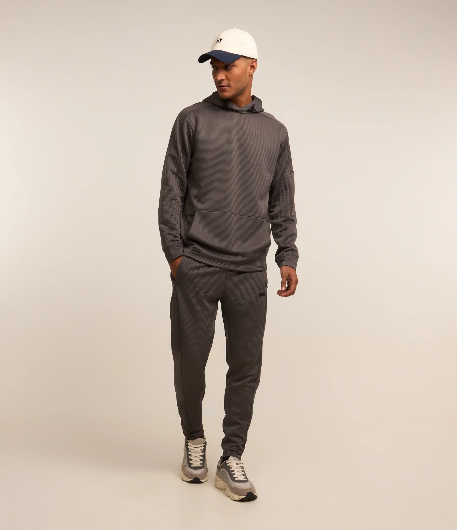 Calça Esportiva com Textura e Recorte na Barra Cinza 1