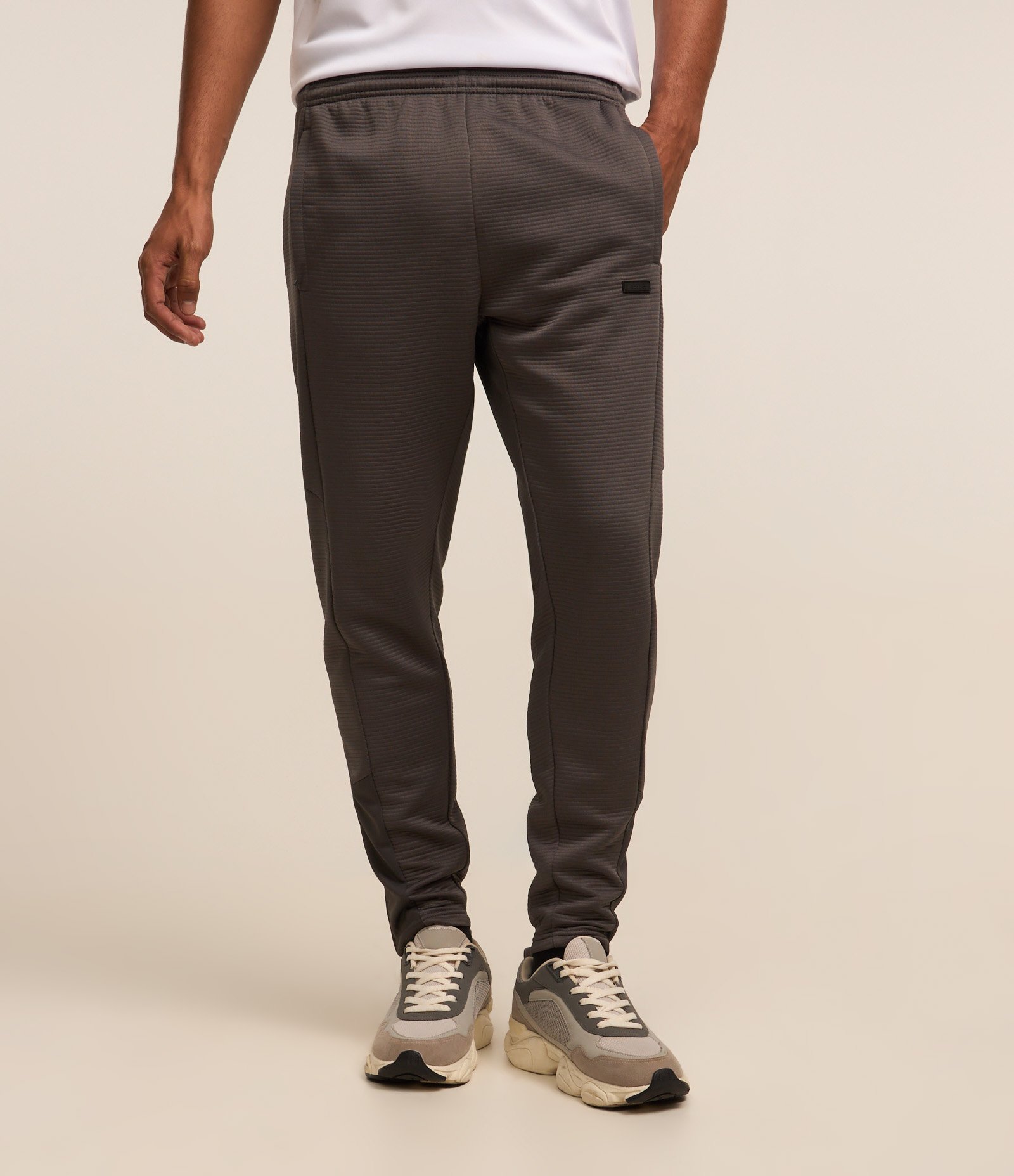 Calça Esportiva com Textura e Recorte na Barra Cinza 2